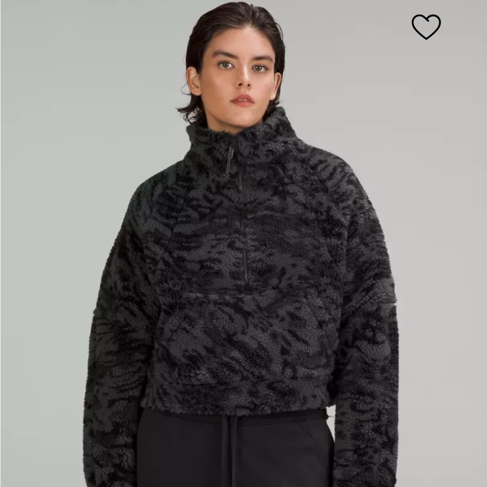 SOLD 
Lululemon cropped fleece scuba funnel neck Xs/s